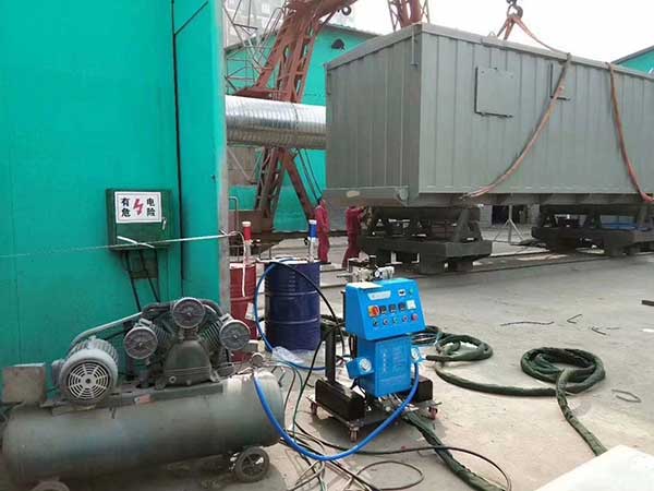 不規則物體聚氨酯噴涂機 工作原理是什么?(圖1) Q2600聚氨酯噴涂機應用于移動房噴涂發泡保溫