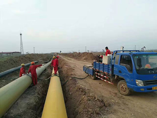 聚氨酯補口機 管道保溫Q2600系列壓力11Mpa 保溫功率11KW(圖1) 聚氨酯補口機Q2600系列施工現場
