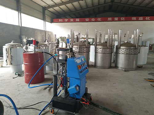 小型聚氨酯噴涂機(jī)器(圖1) 小型聚氨酯噴涂機(jī)器罐體保溫施工