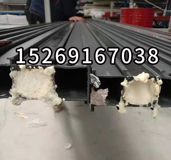 斷橋鋁型材腔體填充聚氨酯發泡機(圖6) T40D中間打孔的鋁型材發泡設備案例
